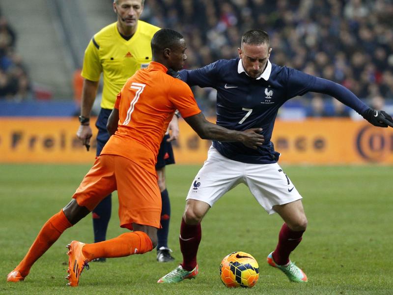Der Franzose Franck Ribéry behauptet den Ball gegen Quincy Promes