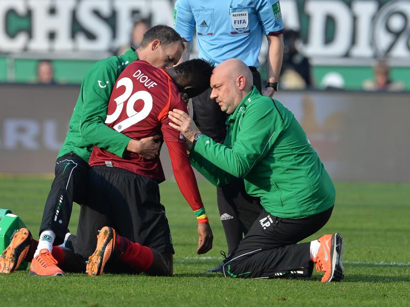 Mame Diouf wird beim Spiel gegen Laverkusen auf dem Platz behandelt Mame Diouf wird beim Spiel gegen Laverkusen auf dem Platz behandelt