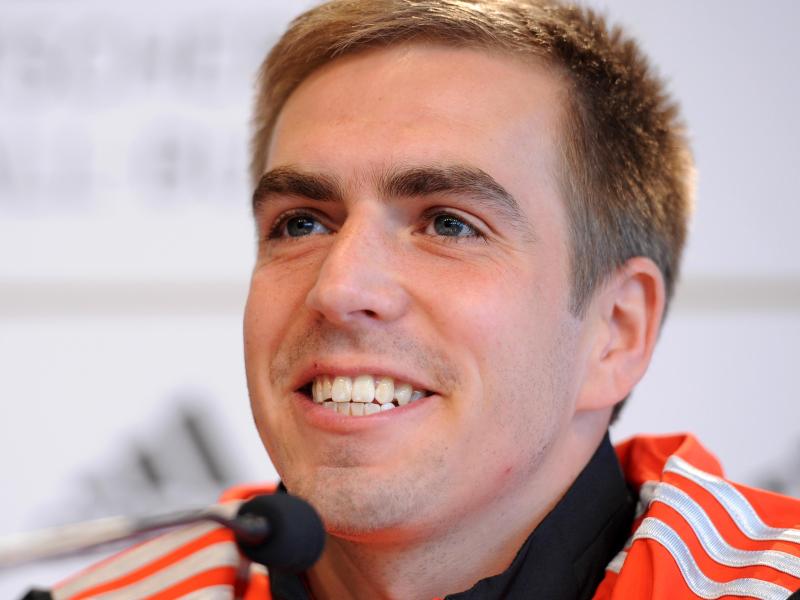 Philipp Lahm wird einen Scheck für das Rote Kreuz in Afghanistan überreichen