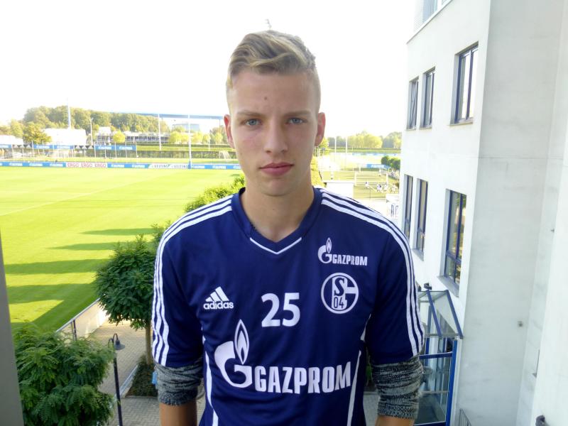 Marvin Friedrich hat beim FC Schalke 04 einen Profivertrag unterschrieben