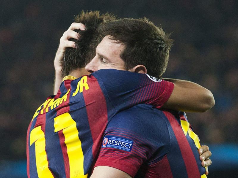 Der FC Barcelona und Superstar Linoel Messi (r) sind ins Viertelfinale der Champions League eingezogen. Foto: Alejandro Garcia