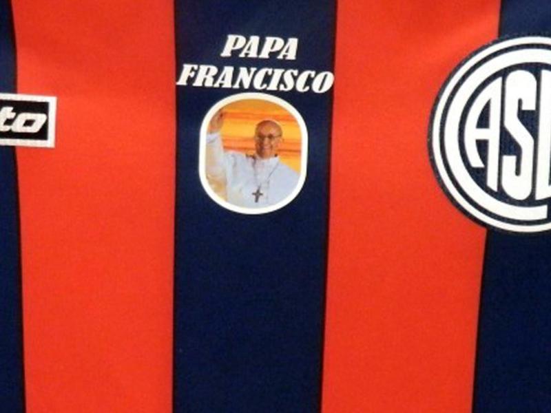 Der Verein zeigt zu Ehren des Papstes Franziskus ein Porträtfoto von ihm auf der Brust seiner Spieler