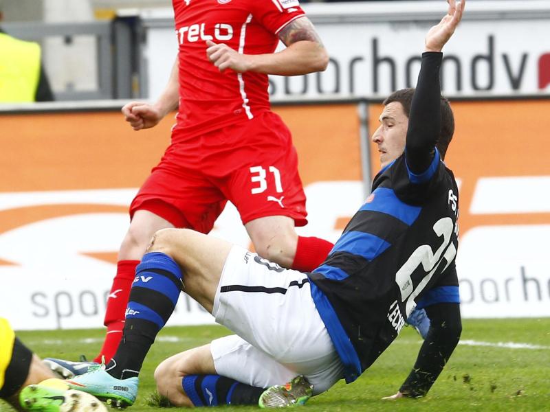 Mathew Leckie (r) hat sich im Spiel gegen Fortuna Düsseldorf verletzt