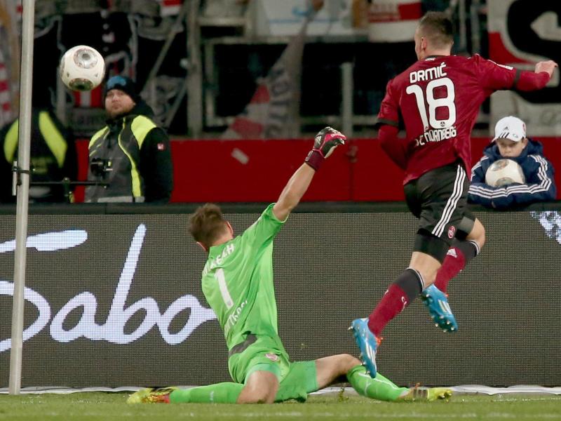 Der Nürnberger Josip Drmic (r) überwand VfB-Torhüter Sven Ulreich gleich zweimal Der Nürnberger Josip Drmic (r) überwand VfB-Torhüter Sven Ulreich gleich zweimal