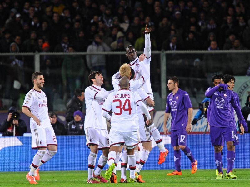 Milan-Stürmer Mario Balotelli (M.) lässt sich feiern. Die Spieler der Fiorentina sind enttäuscht