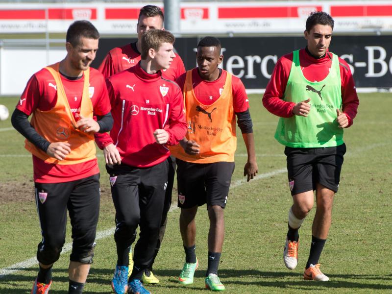 Mohammed Abdellaoue (r.) trainiert mit dem VfB Stuttgart