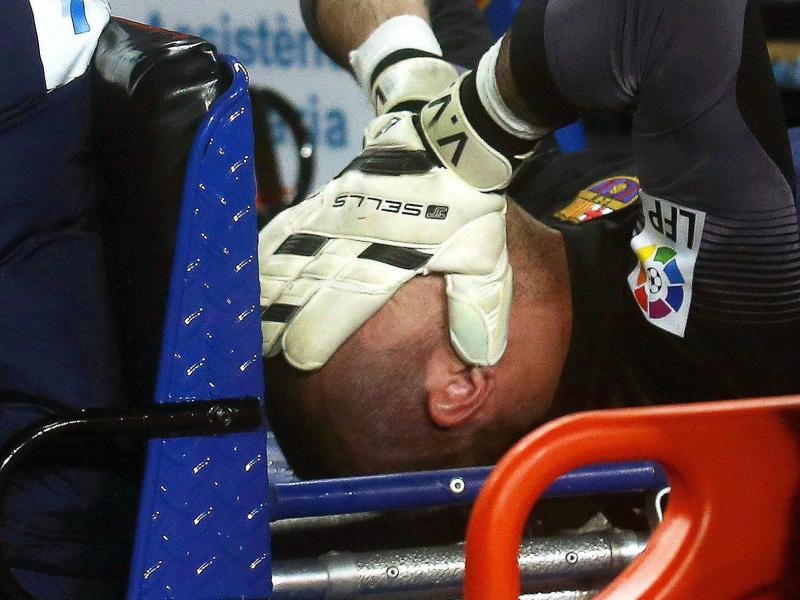Víctor Valdés wird verletzt vom Spielfeld getragen Víctor Valdés wird verletzt vom Spielfeld getragen