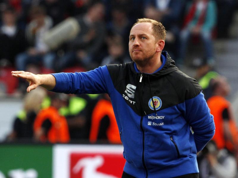 Braunschweigs Trainer Torsten Lieberknecht musste zum dritten Mal in dieser Saison auf die Tribüne Braunschweigs Trainer Torsten Lieberknecht musste zum dritten Mal in dieser Saison auf die Tribüne