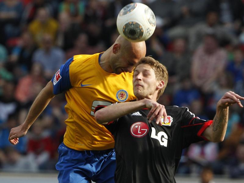 Der Braunschweiger Damir Vrancic (l.) brach sich gegen Leverkusen die Nase