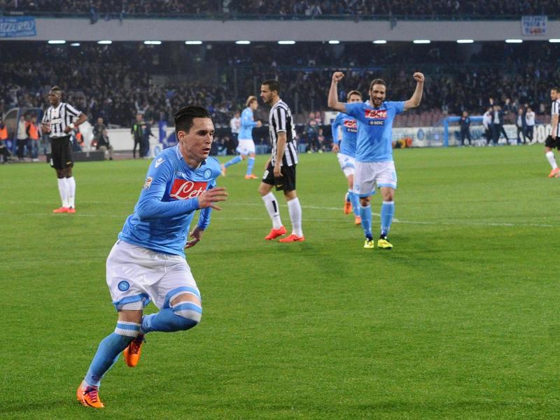 Napolis Jose Maria Callejon (l.) erzielt das 1:0 und setzt an zum Jubellauf Napolis Jose Maria Callejon (l.) erzielt das 1:0 und setzt an zum Jubellauf