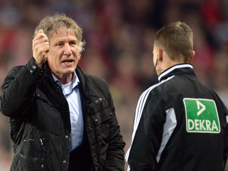 Nürnbergs Trainer Gertjan Verbeek hatte sich über den Schiedsrichter beschwert. Foto: Patrick Seeger Nürnbergs Trainer Gertjan Verbeek hatte sich über den Schiedsrichter beschwert. Foto: Patrick Seeger