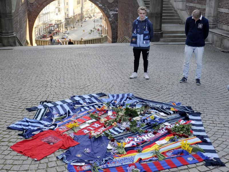 Anhänger von Djurgarden legten nach dem Tod eines Fans Blumen, Trikots und Schals nieder. Foto: Björn Lindgren