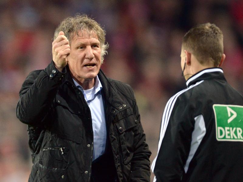 Der DFB-Kontrollausschuss ermittelt gegen Gertjan Verbeek (l). Foto: Patrick Seeger Der DFB-Kontrollausschuss ermittelt gegen Gertjan Verbeek (l). Foto: Patrick Seeger