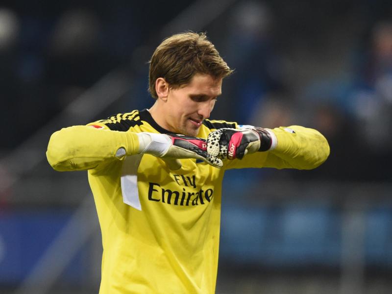 René Adler will mit dem HSV die Klasse halten und zur WM. Foto: Marcus Brandt René Adler will mit dem HSV die Klasse halten und zur WM. Foto: Marcus Brandt