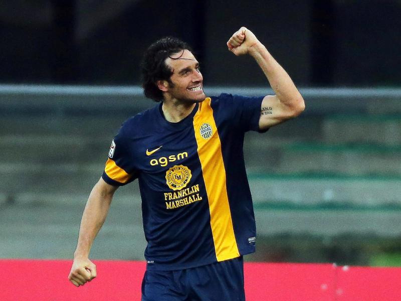 Geballte Faust und der richtige Riecher, auch noch mit 36: Luca Toni lässt Hellas Verona jubeln. Foto: Venezia Geballte Faust und der richtige Riecher, auch noch mit 36: Luca Toni lässt Hellas Verona jubeln. Foto: Venezia