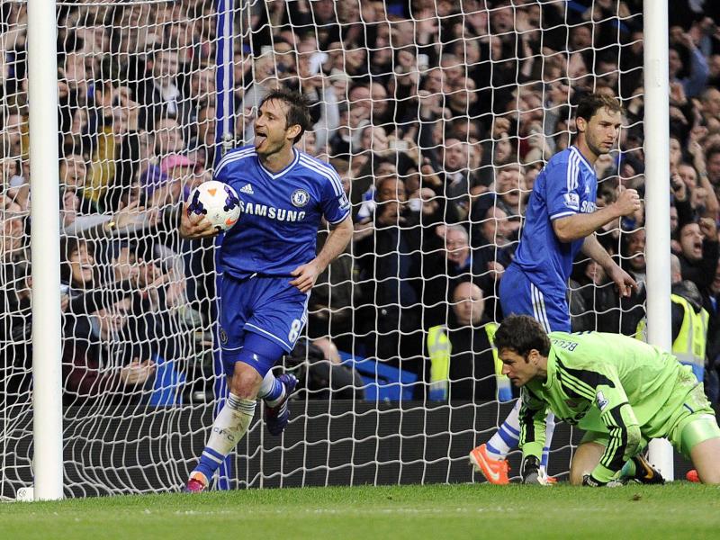 Frank Lampard (l.) netzt ein und zeigt Zunge: Chelseas Mittelfeldmotor traf gegen Stoke