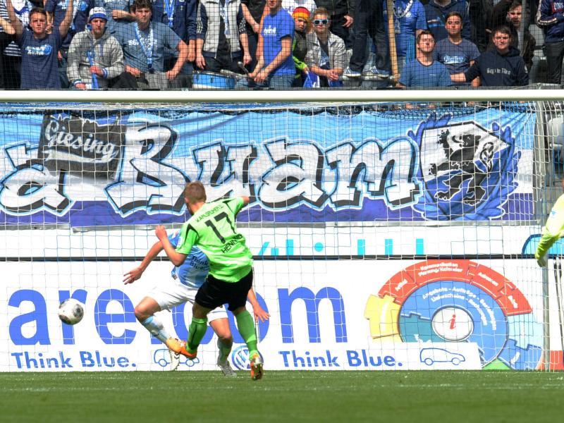 Rouwen Hennings (l.) hat Münchens Keeper Gabor Kiraly umkurvt und trifft zum 2:0