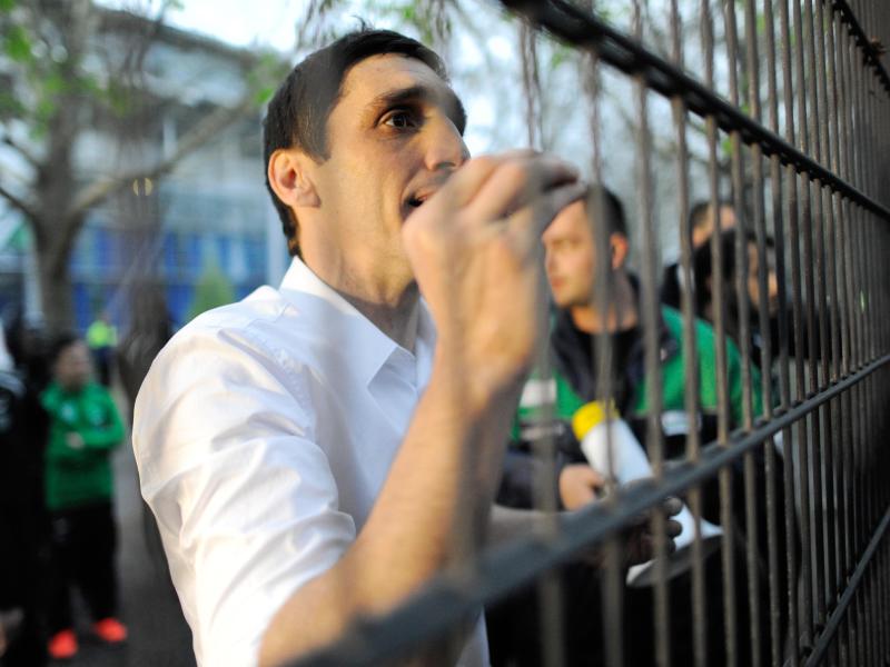 Hannovers Trainer Tayfun Korkut hat vorerst die Rückendeckung vom Präsidenten Hannovers Trainer Tayfun Korkut hat vorerst die Rückendeckung vom Präsidenten