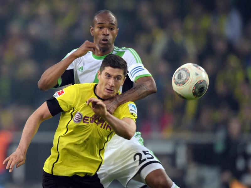 Dortmunds Robert Lewandowski im Duell mit Wolfsburgs Naldo. Foto: Bernd Thissen