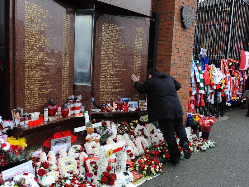 Die Trauer sitzt noch immer tief: Ein Fan am Hillsborough-Denkmal im Liverpooler Stadion