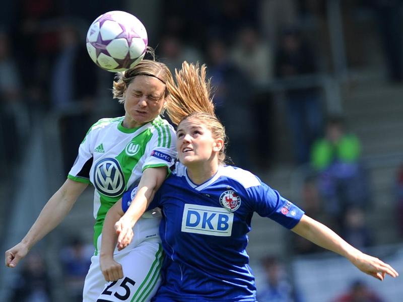 Martina Müller (l) vom VfL Wolfsburg im Kopfballduell mit Maren Mjelde vom 1. FFC Turbine Potsdam. Foto: Oliver Mehlis