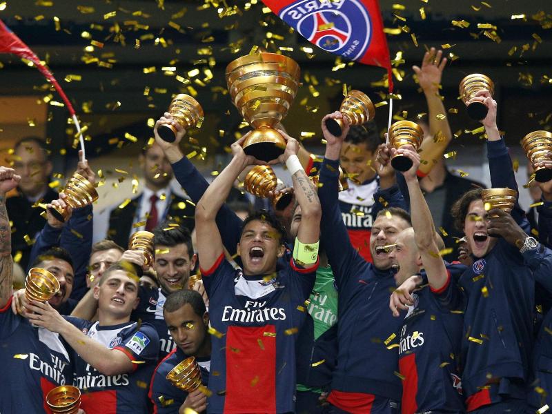 Die Spieler von Paris Saint Germain feiern im Konfetti-Regen
