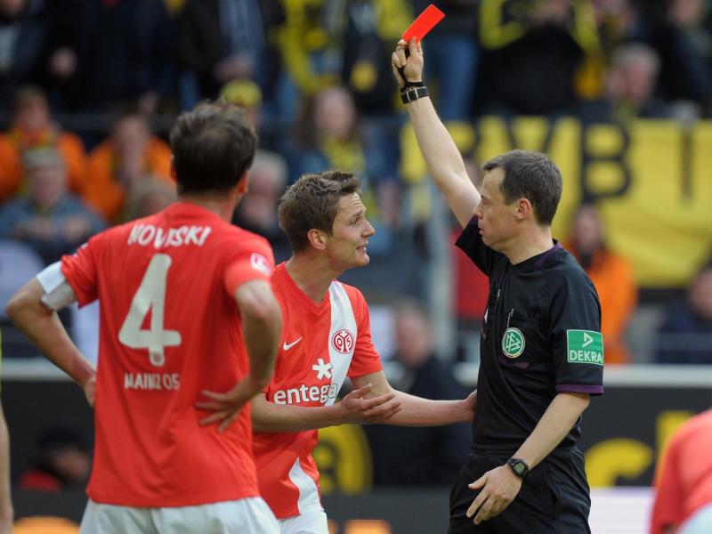 Niko Bungert (M.) hatte in Dortmund die Rote Karte gesehen