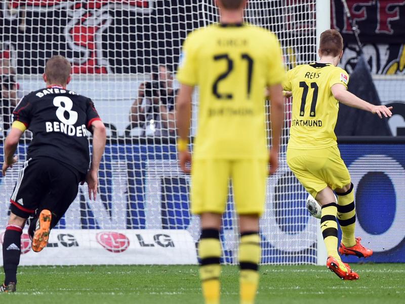 Der Dortmunder Marco Reus (r) traf per Strafstoß zum 2:2 in Leverkusen. Foto: Marius Becker