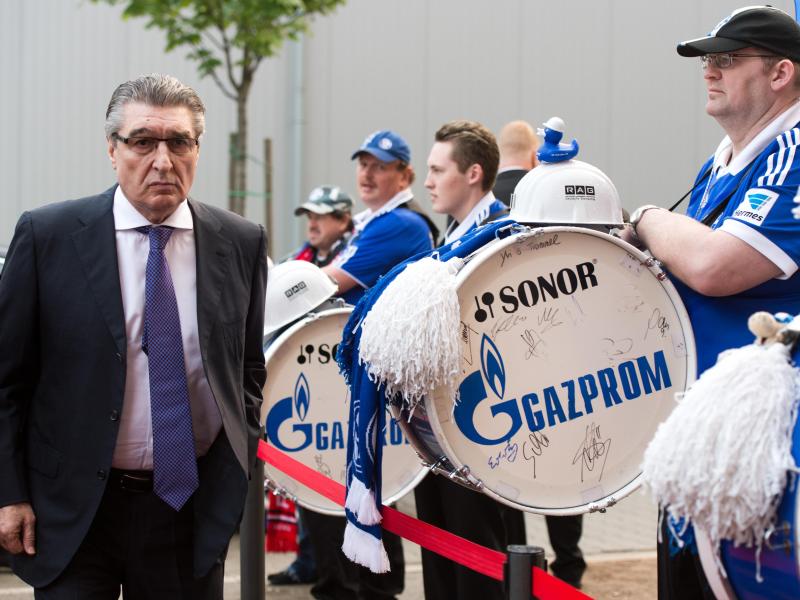 Der frühere Schalke-Manager Rudi Assauer auf dem Weg zu der Gala zu seinem 70. Geburtstag. Foto: Bernd Thissen Der frühere Schalke-Manager Rudi Assauer auf dem Weg zu der Gala zu seinem 70. Geburtstag. Foto: Bernd Thissen