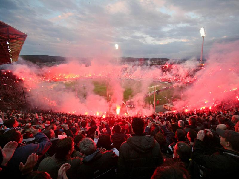 Beim Pokal-Halbfinale gegen Olympiakos Piräus zündeten PAOK-Fans bengalische Feuer