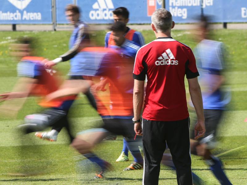 HSV-Coach Mirko Slomka beobachtet seine Spieler beim Training. Foto: Axel Heimken