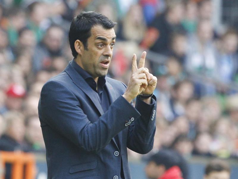 Bremens Trainer Robin Dutt will eine konzentrierte Leistung seiner Mannschaft sehen Bremens Trainer Robin Dutt will eine konzentrierte Leistung seiner Mannschaft sehen