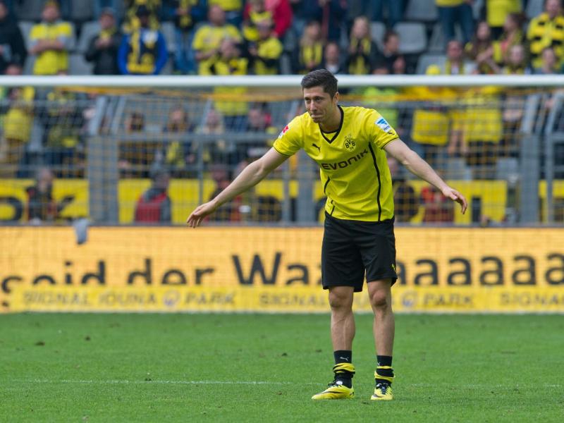 Robert Lewandowski verabschiedet sich nach dem Spiel von den BVB-Fans Robert Lewandowski verabschiedet sich nach dem Spiel von den BVB-Fans