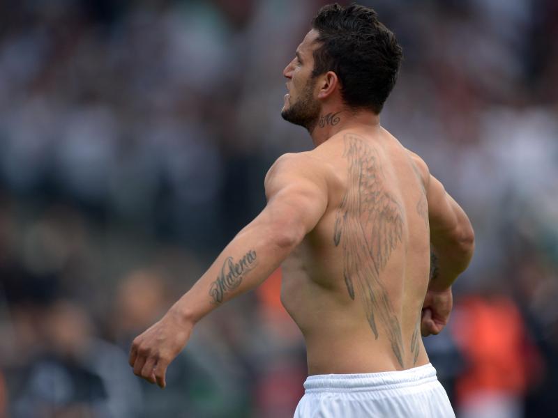 Augsburgs Raul Bobadilla bejubelt sein spätes Siegtor gegen Eintracht Braunschweig Augsburgs Raul Bobadilla bejubelt sein spätes Siegtor gegen Eintracht Braunschweig