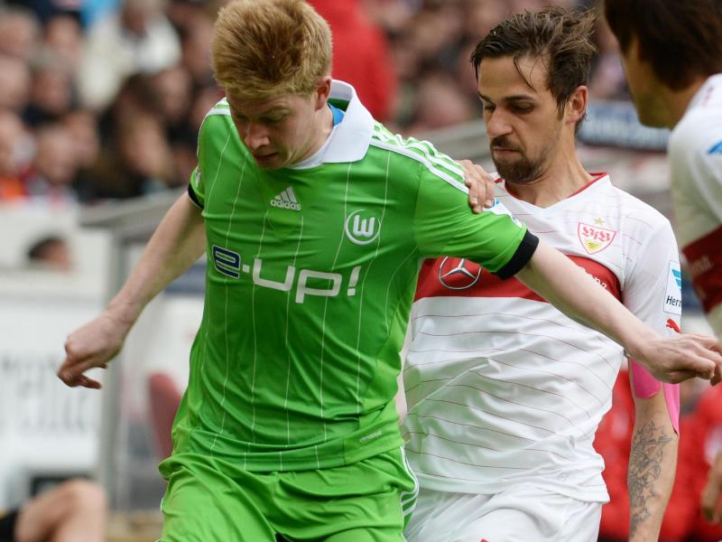 Stuttgarts Martin Harnik (r.) im Zweikampf mit Wolfsburgs Kevin de Bruyne