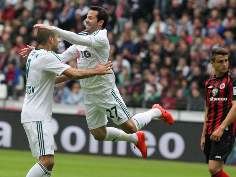 Die Leverkusener Eeren Derdiyok (l.) und Gonzalo Castro feiern den 2:0-Sieg gegen Eintracht Frankfurt Die Leverkusener Eeren Derdiyok (l.) und Gonzalo Castro feiern den 2:0-Sieg gegen Eintracht Frankfurt