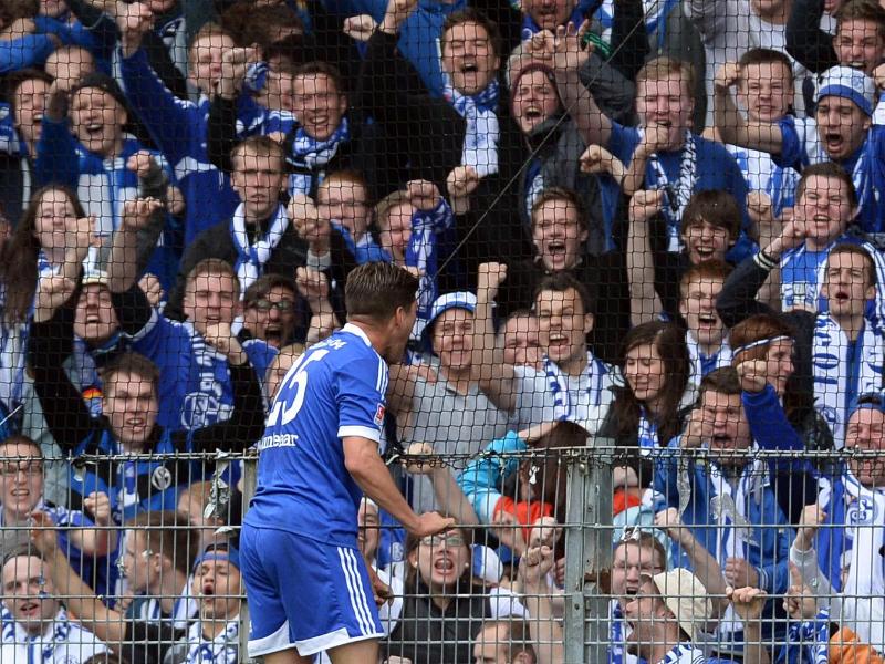Wegen seines Torjubels sah Klaas-Jan Huntelaar die Gelbe Karte und fehlt den Schalkern nun am 34. Spieltag Wegen seines Torjubels sah Klaas-Jan Huntelaar die Gelbe Karte und fehlt den Schalkern nun am 34. Spieltag