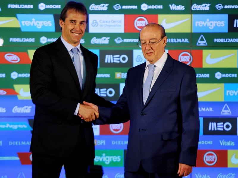 Coach Julen Lopetegui (l.) wird von Porto-Präsident Jorge Nuno Pinto da Costa begrüßt