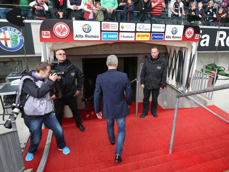 Trainer Armin Veh wird die Frankfurter Eintracht zum Saisonende verlassen Trainer Armin Veh wird die Frankfurter Eintracht zum Saisonende verlassen