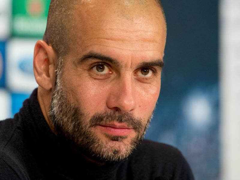 Pep Guardiola bereitet sich auf eine Weißbierdusche vor. Foto: Sven Hoppe Pep Guardiola bereitet sich auf eine Weißbierdusche vor. Foto: Sven Hoppe