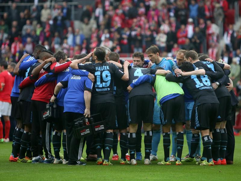 Die Profis vom Hamburger SV schworen sich nach der Mainz-Niederlage sofort auf die Relegation ein
