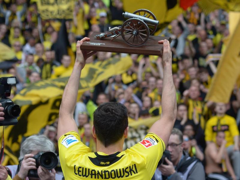 Robert Lewandowski präsentierte den BVB-Fans stolz die Torjägerkanone. Foto: Rainer Jensen