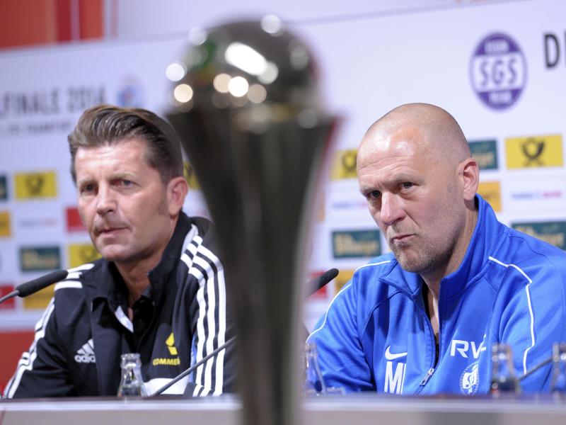 Frankfurts Trainer Colin Bell (l) und Essens Coach Markus Högner bei der Pressekonferenz