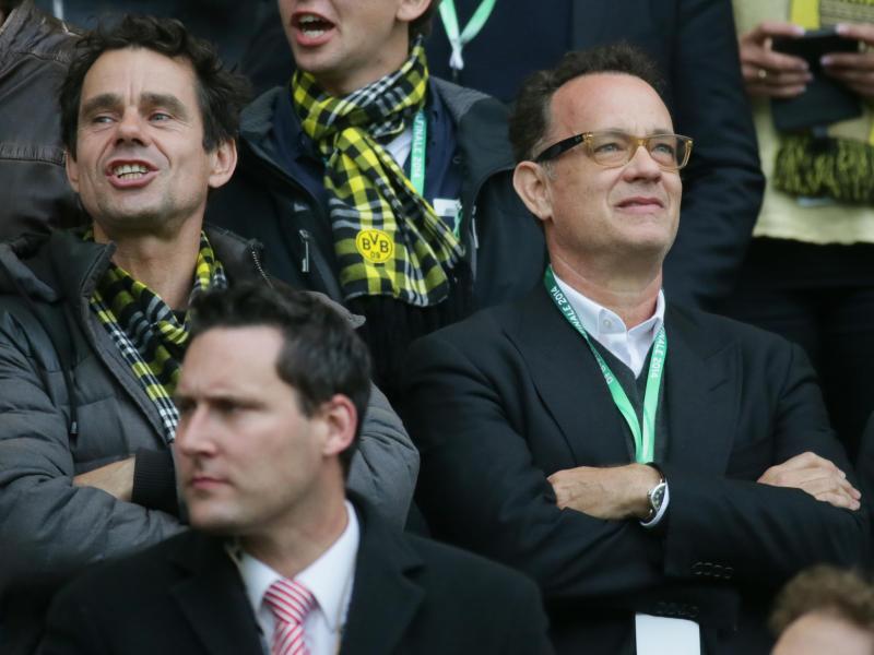 US-Schauspieler Tom Hanks (r.) und Regisseur Tom Tykwer sahen sich das DFB-Pokalfinale vor Ort an