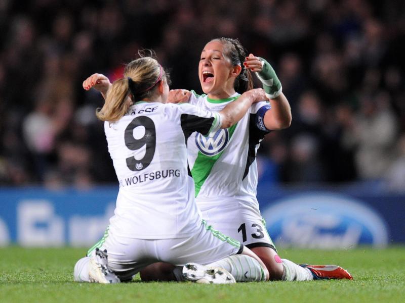 Nadine Keßler (r.) gewann schon 2013 mit dem VfL Wolfsburg die Champions League