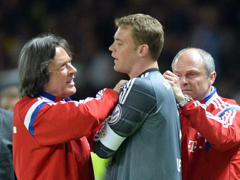 Bayern-Torwart Manuel Neuer hat sich beim Pokalfinale an der Schulter verletzt Bayern-Torwart Manuel Neuer hat sich beim Pokalfinale an der Schulter verletzt
