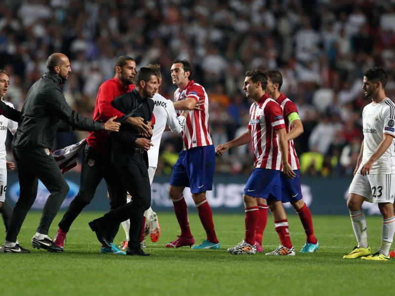 Trainer Diego Simeone gerät mit Real-Abwehrspieler Varane aneinander. Foto: Mario Cruz Trainer Diego Simeone gerät mit Real-Abwehrspieler Varane aneinander. Foto: Mario Cruz