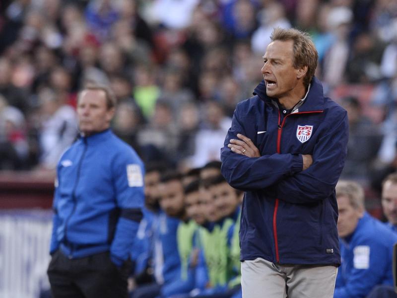Das US-Team von Jürgen Klinsmann (r) besiegte die Mannschaft von Berti Vogts. Foto: John G. Mabanglo
