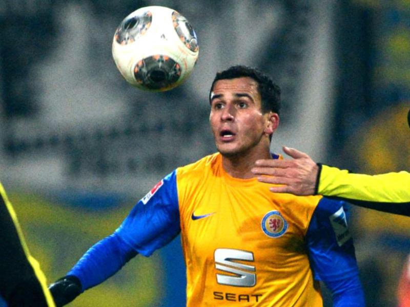 Omar Elabdellaoui (M.) verlässt Eintracht Braunschweig. Foto: Peter Steffen