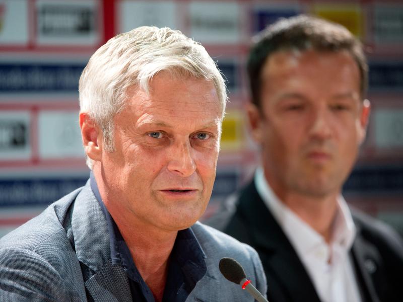 Armin Veh (l) ist wieder Trainer bei seiner alten Liebe VfB Stuttgart. Foto: Sebastian Kahnert Armin Veh (l) ist wieder Trainer bei seiner alten Liebe VfB Stuttgart. Foto: Sebastian Kahnert